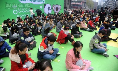 中国首个发呆比赛成都举行 约有200人参加(图)