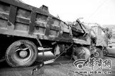 大卡车凤城八路冲入绿化带 5个车胎爆胎油箱撞坏