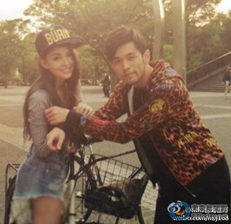 周杰伦首度公开恋情 微博秀与女友亲密合照