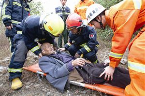 七旬失明老人被子女遗弃荒山等死 多天未吃饭