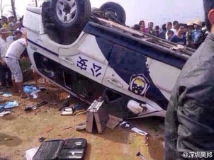 海口三江镇现群体性事件 10余台执法车被掀翻