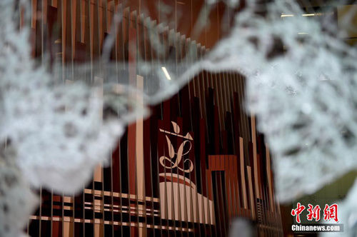 香港示威者冲击立法会大楼 致多处玻璃门碎裂(图)