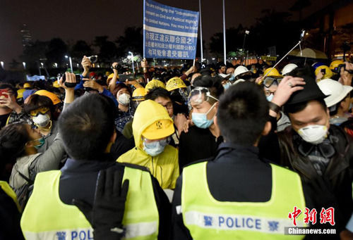 香港特区政府强烈谴责冲击立法会暴行 六人被捕