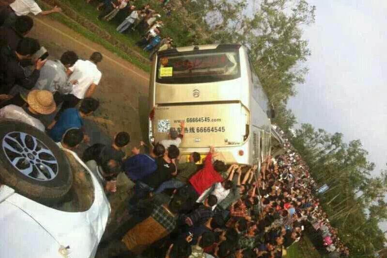 海口三江镇发生群体性事件 执法车辆被砸烂掀翻