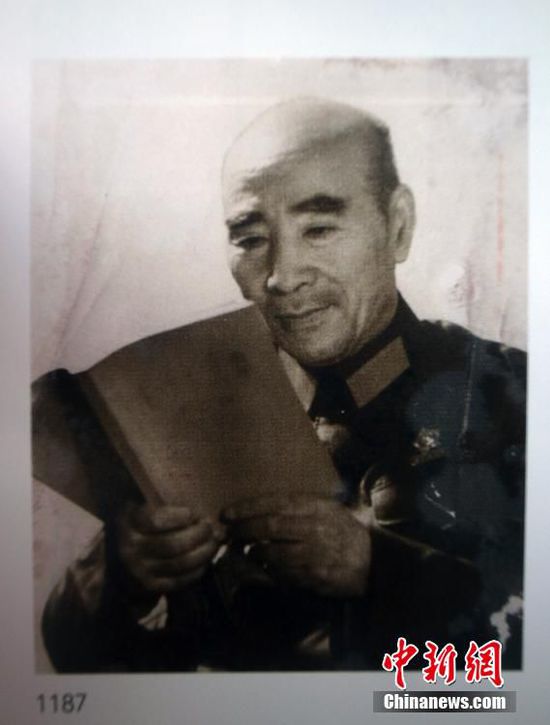 11月19日，北京华辰秋季拍卖会展出江青1971年为林彪拍摄的罕见照片《孜孜不倦》。江青当时为了避免脸部阴影，让林彪未戴军帽。此照片同年八月发表了彩色版。贾国荣