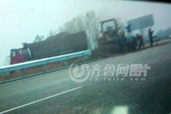山东蓬莱机场车祸12人亡 拉沙货车掩埋面包车