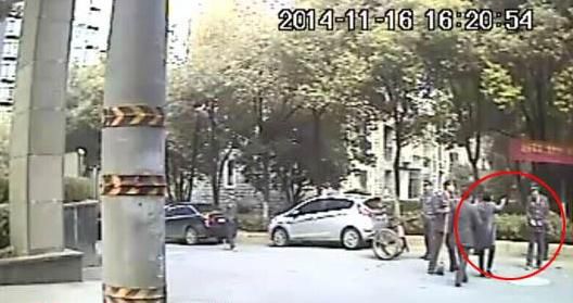 女官员骂保安“看门狗”将对方气死 目前已被停职