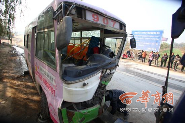 907路公交撞上电线杆 11名乘客被送进医院
