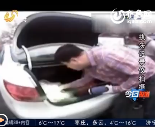 在车的后背箱里,警方缴获了高纯度冰毒998克,一共25包(视频截图)