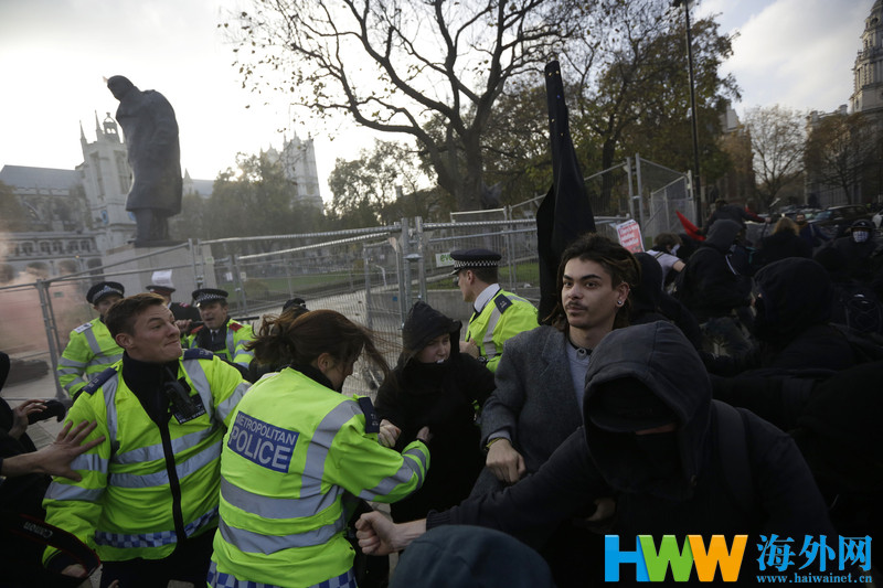 伦敦学生要求教育免费与警方冲突