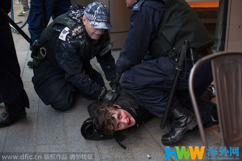 伦敦学生要求教育免费与警方冲突【6】