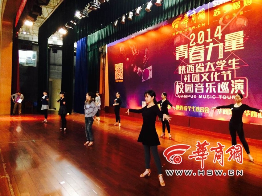 社团文化节巡演今日进西译 玄乐队与青曲社压轴献艺