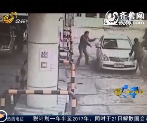 毒贩因拒捕冲撞4名警察 头部中枪仍驾车逃跑(图)