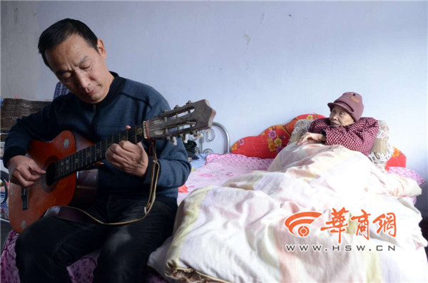 小学教师带着母亲去教书 自学吉他为母解闷