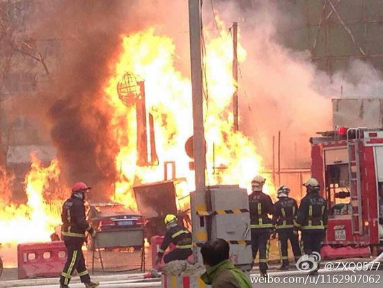 通州新华大街燃气管道起火 两人轻度灼伤(图)
