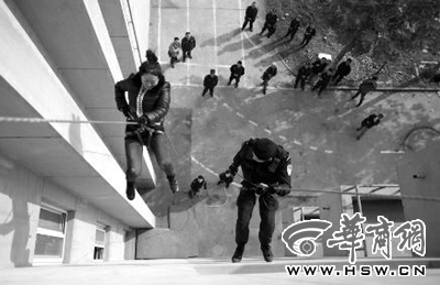 西安市民体验高层建筑反恐演练 特警队员贴身保护