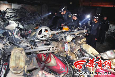 300名警力突查枣园村 狗叫不断黑电动车窝点露馅