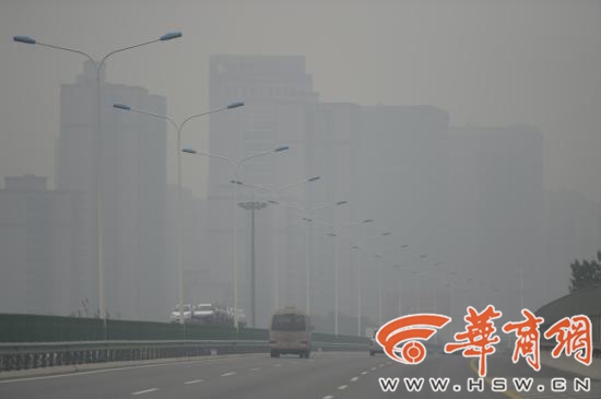 西安市发布雾霾黄色预警 都是看不见的风景