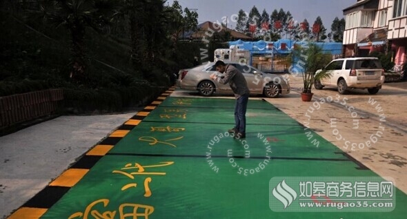 景区惊现富二代等专用停车位 独特创意引游客拍照