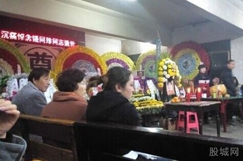 女官员半裸自杀