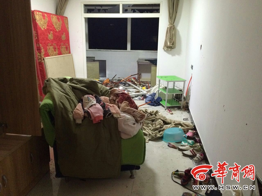 19日晚，昆明路銘景新城小区嫌疑人刘某所租住的26楼房间，被刘某砸的十分混乱2.jpg