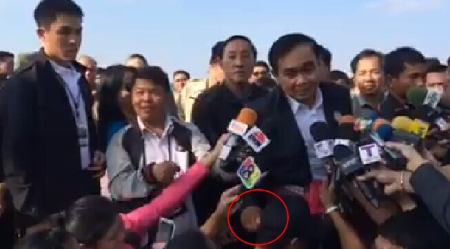 泰国总理被批当众“冒犯”记者：拍头搓耳朵(图)