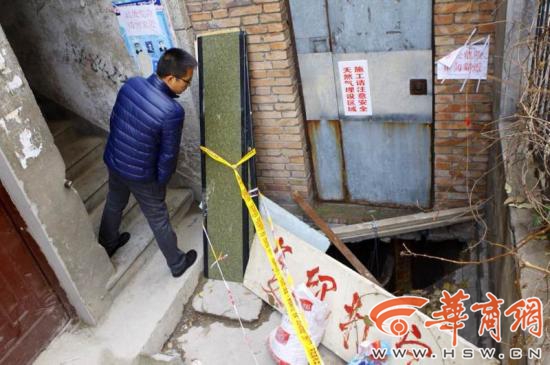 家属院楼梯口塌陷露出天然气管道 住户担心