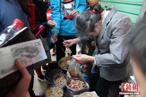 “一毛奶奶”卖串坚持21年不涨价