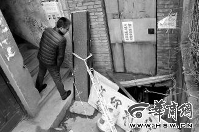 西安一家属楼门口塌陷露出管道 住户担心楼梯垮塌 