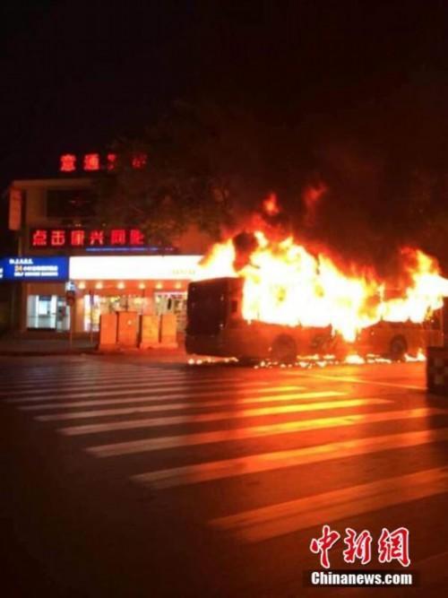 广西柳州公交车起火续:乘客称事发前有液体粘身上(视频/图)