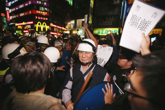 有分局长认为，由于警察经常需要在群众运动中扮演黑脸角色，因此容易被民众以高标准检视。