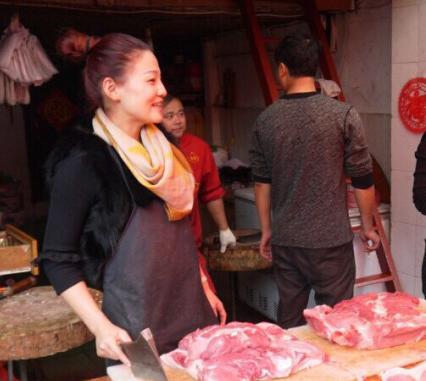 杭州美女卖猪肉获赞“猪肉西施” 【2】