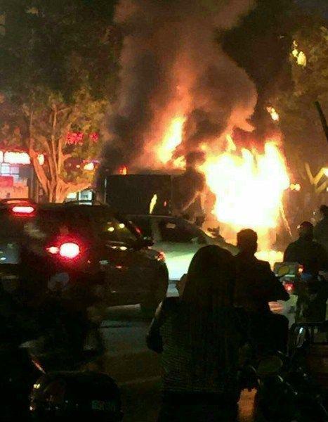 广西柳州公交车起火续:乘客称事发前有液体粘身上(视频/图)