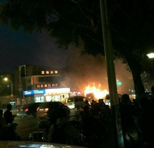 广西柳州公交车起火续:乘客称事发前有液体粘身上(视频/图)