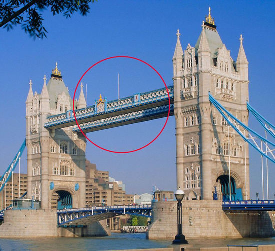 英国伦敦塔桥玻璃人行道开放2周 被啤酒瓶砸裂(高清组图)