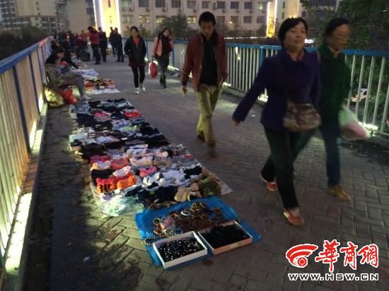 天桥变成了“商桥” 练摊人一多天桥就拥堵