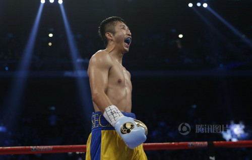 邹市明浴血完胜泰国拳王 眉骨被撞鲜血直流【组图】