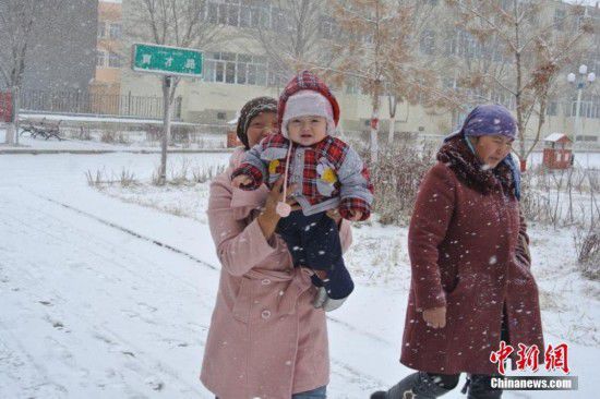 图为25日11点左右，受寒潮影响，新疆巴里坤县出现降雪、降温天气。吴红军