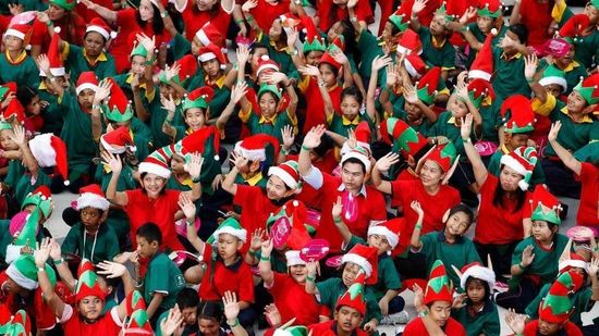 泰国超1700儿童扮圣诞精灵 破吉尼斯世界纪录(图)