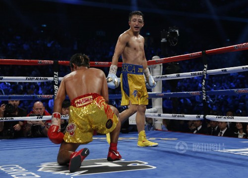 邹市明浴血完胜泰国拳王 眉骨被撞鲜血直流【组图】