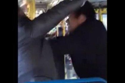 瓜子哥公交车上嗑瓜子乱丢 遭猛男暴打多大仇