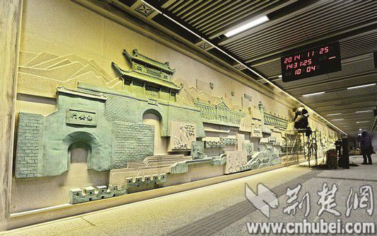 图为：地铁4号线延长线复兴路站正在进行最后装饰，该站是4号线二期特色站之一，用壁画展现武昌不同时期的人文风貌