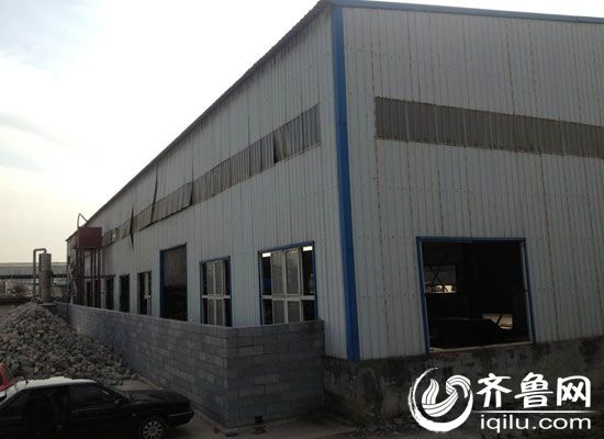 25日上午,章丘潘王路山东果蔬宝肥业有限公司蒸气罐体发生爆破。(齐鲁网记者 孔冠军摄)
