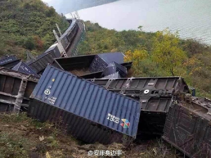 火车出轨 陕西8节车厢跌落山坡