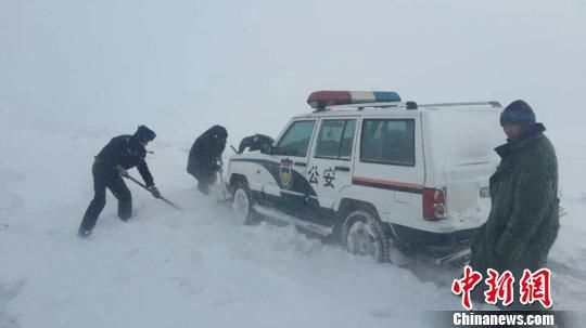 新疆多条高速公路因大风降雪交通管制或封闭(图)