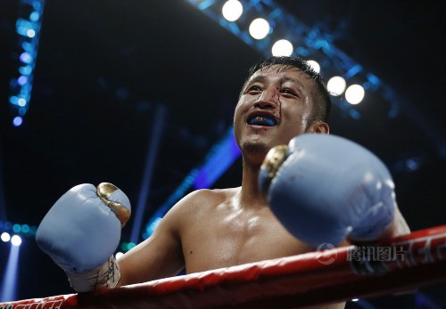 邹市明浴血完胜泰国拳王 眉骨被撞鲜血直流【组图】