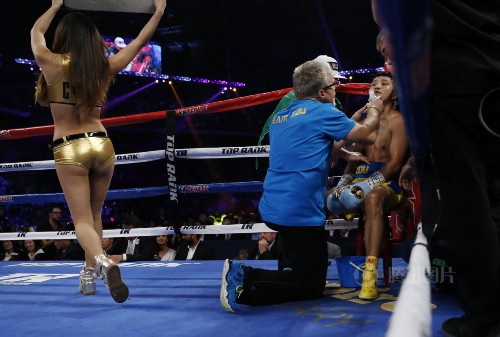 邹市明浴血完胜泰国拳王 眉骨被撞鲜血直流【组图】