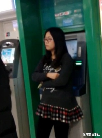 女子占着atm打扮被打 我项链两千多
