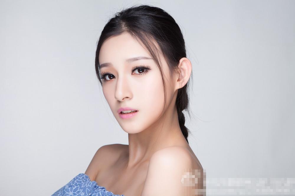 内裤滑落女主播好身材获赞 成新宅男女神
