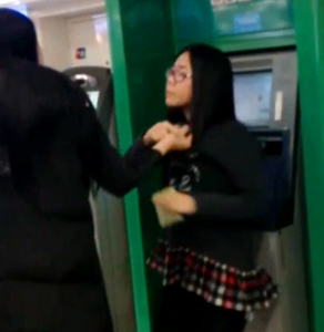 霸占取款机女子没素质被胖揍 网友怒赞打人者